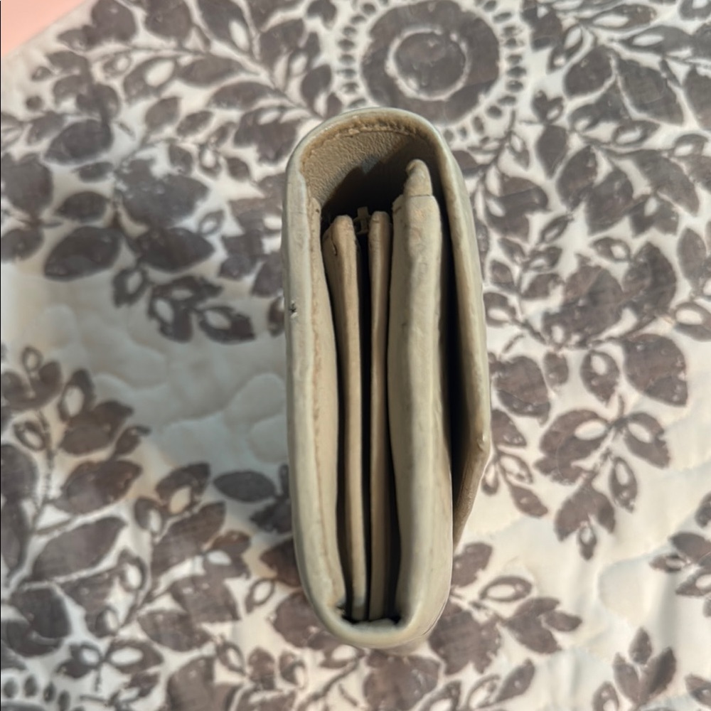 Gucci Guccissima Cream Leather Wallet with Gold GG Accent - Picture 4 of 10